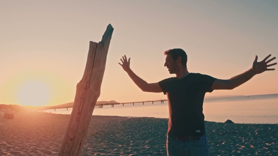 Standbild aus dem Musikvideo zu einem Abschiedslied