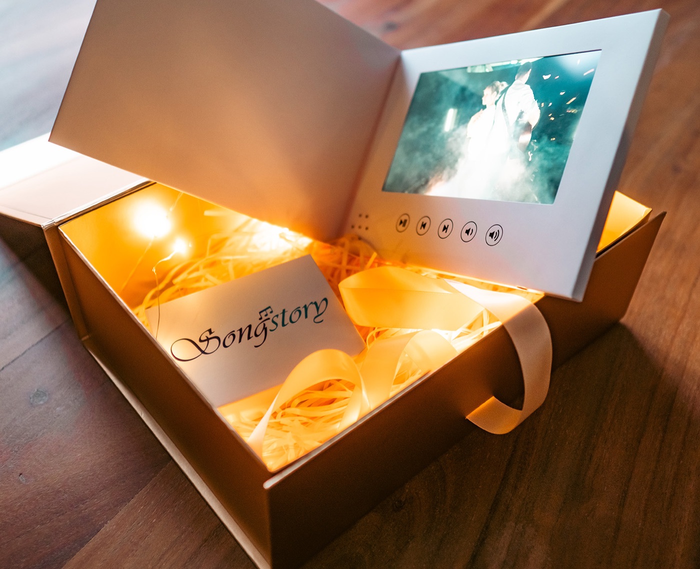 Songstory Deluxe: große Geschenkbox mit Licht und aufgeklappter Video-Karte