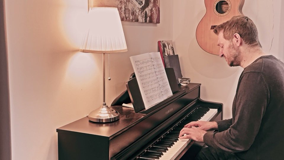 Felix am Klavier, während eine neue Melodie entsteht