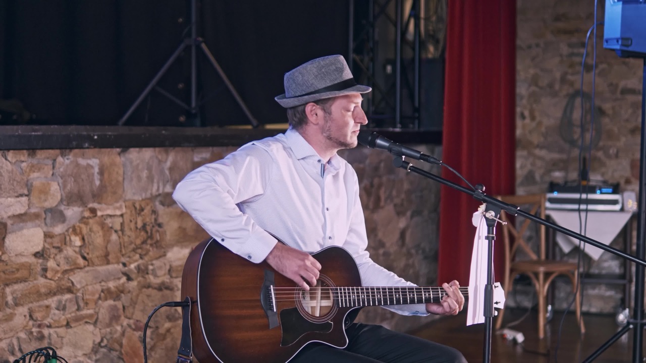 Felix singt einen echten Kundensong live auf einer Hochzeit