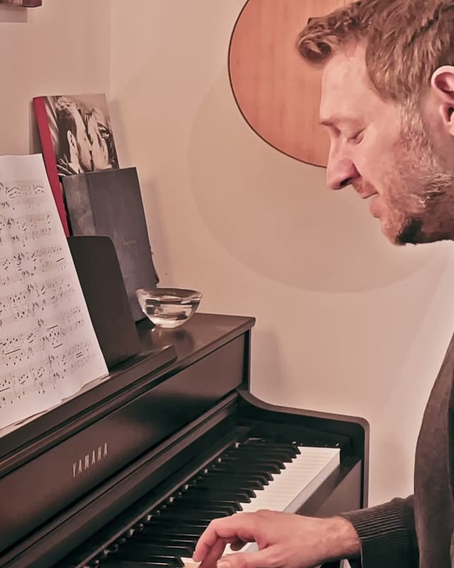 Felix komponiert am Klavier