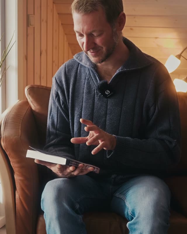 Felix liest in Peters Buch